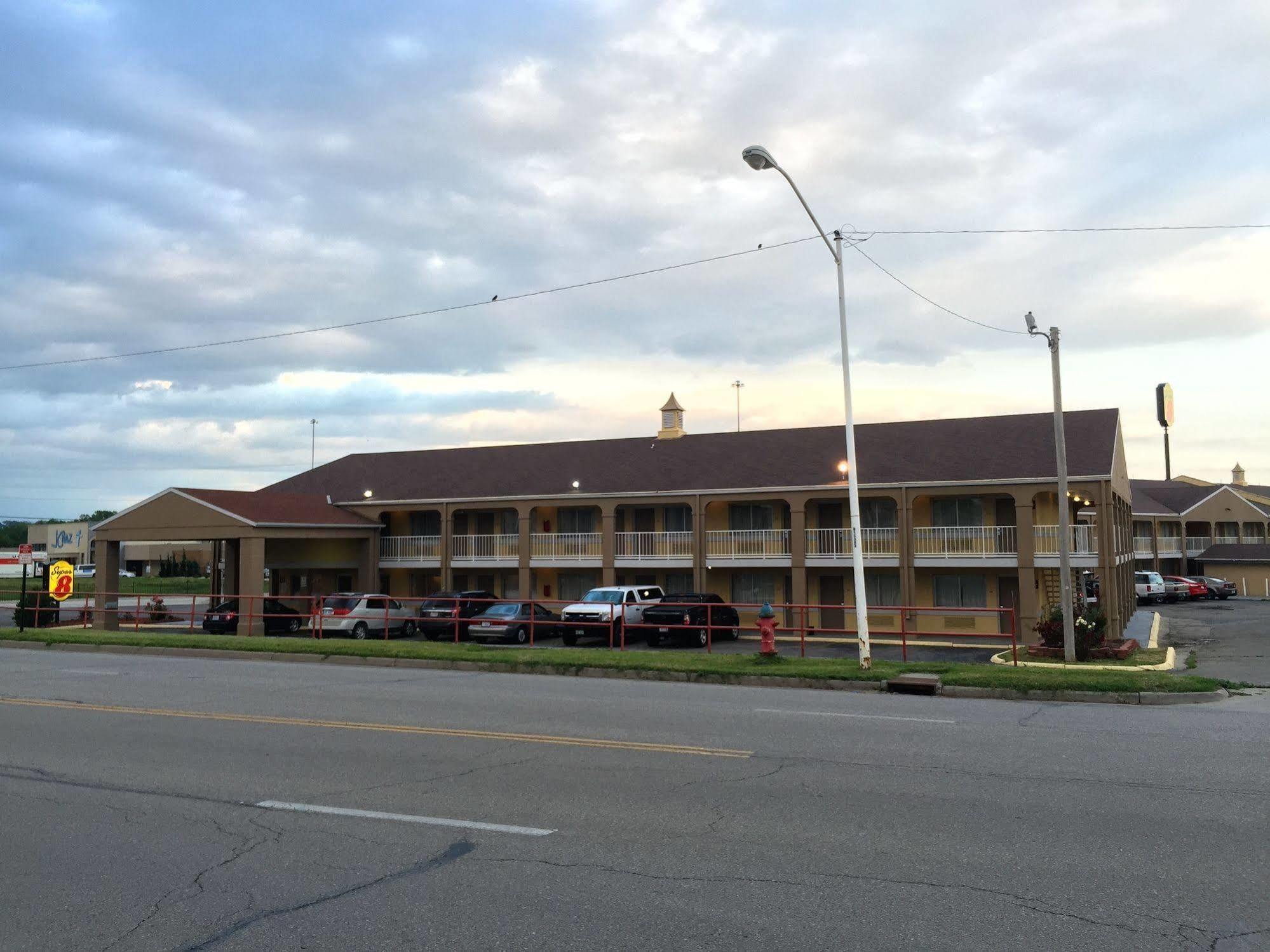 Deluxe Inn & Suites Junction City Exteriér fotografie